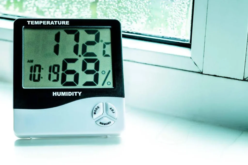 Zdjęcie przedstawia domową stację pogodową pokazującą temperaturę, wilgotność oraz aktualną godzinę.